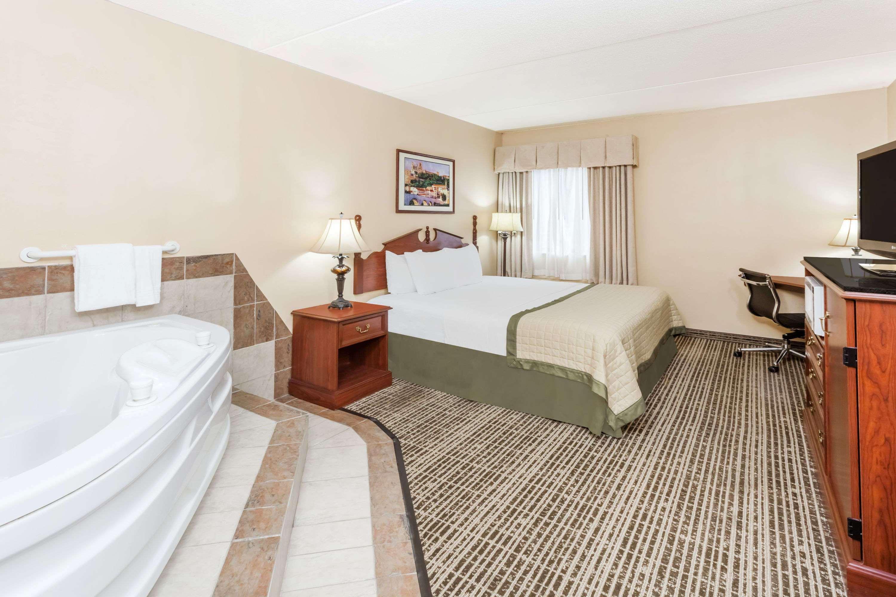Hotel Baymont By Wyndham Elkhart Extérieur photo