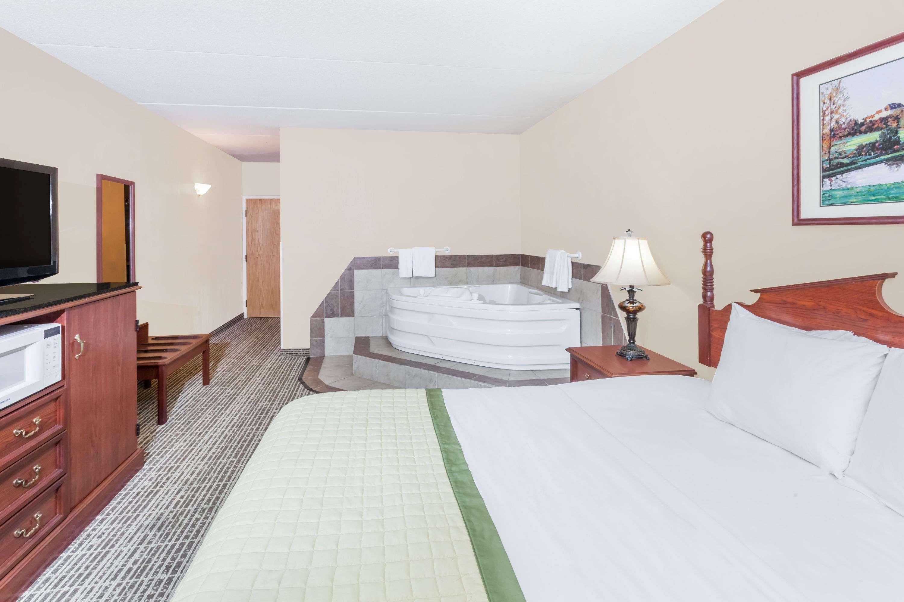 Hotel Baymont By Wyndham Elkhart Extérieur photo