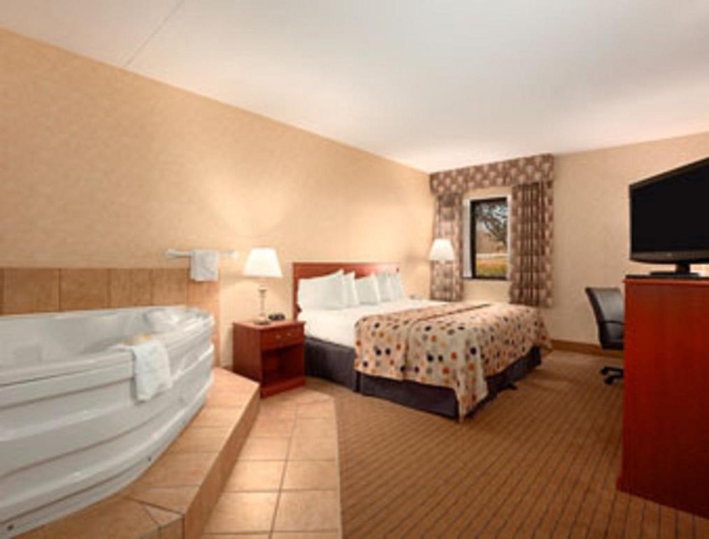 Hotel Baymont By Wyndham Elkhart Chambre photo